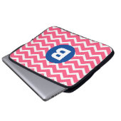 Helles Rosa und Weiß Chevron-Muster Monogramm Laptopschutzhülle (Vorne Knopf)