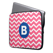 Helles Rosa und Weiß Chevron-Muster Monogramm Laptopschutzhülle (Vorderseite Links)