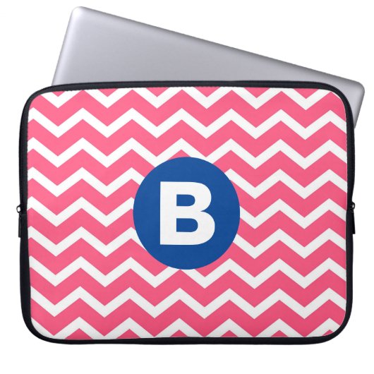 Helles Rosa und Weiß Chevron-Muster Monogramm Laptopschutzhülle (Vorderseite)