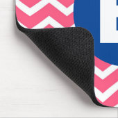 Helles Rosa und Weiß Chevron-Muster Monogramm Mousepad (Ecke)