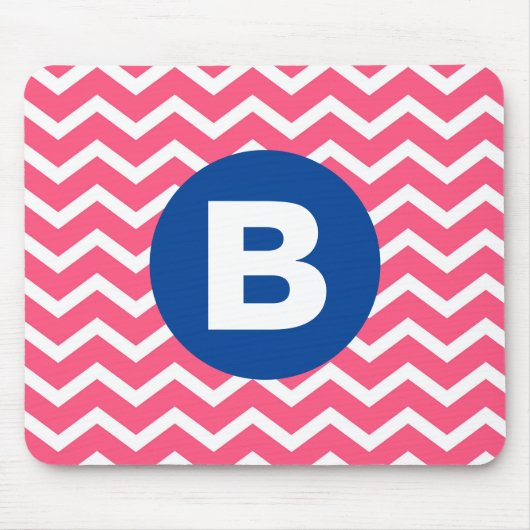 Helles Rosa und Weiß Chevron-Muster Monogramm Mousepad (Vorne)