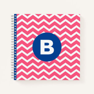 Helles Rosa und Weiß Chevron-Muster Monogramm Notizblock