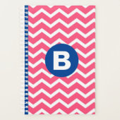 Helles Rosa und Weiß Chevron-Muster-Monogramm Planer (Vorderseite)