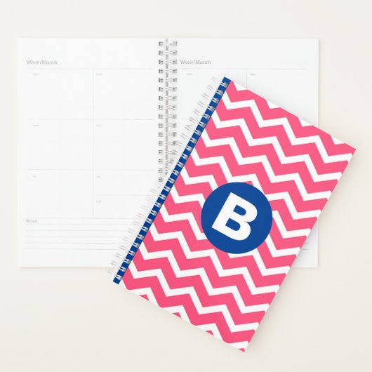 Helles Rosa und Weiß Chevron-Muster-Monogramm Planer (Anzeige)
