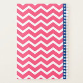 Helles Rosa und Weiß Chevron-Muster-Monogramm Planer (Rückseite)
