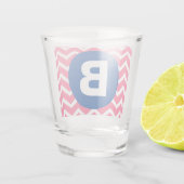 Helles Rosa und Weiß Chevron-Muster Monogramm Schnapsglas (Rückseite)