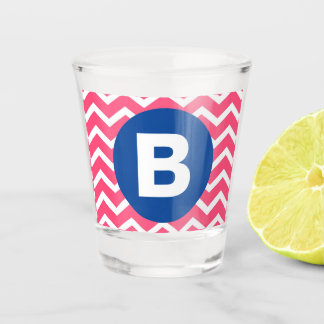 Helles Rosa und Weiß Chevron-Muster Monogramm Schnapsglas