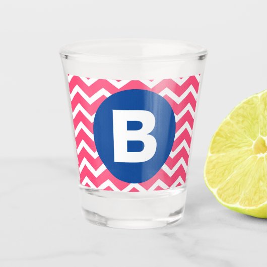 Helles Rosa und Weiß Chevron-Muster Monogramm Schnapsglas (Vorderseite)
