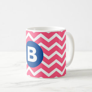 Helles Rosa und Weißes Chevron-Muster-Monogramm Kaffeetasse