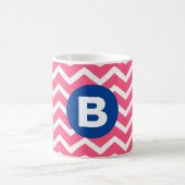 Helles Rosa und Weißes Chevron-Muster-Monogramm Kaffeetasse (Mittel)