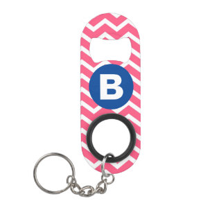 Helles Rosa und Weißes Chevron-Muster-Monogramm Mini Flaschenöffner