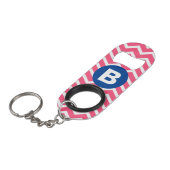 Helles Rosa und Weißes Chevron-Muster-Monogramm Mini Flaschenöffner (Vorderseite Schrägansicht)