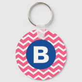 Helles Rosa und Weißes Chevron-Muster-Monogramm Schlüsselanhänger (Vorderseite)
