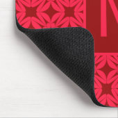 Helles rotes verziertes Muster mit Monogramm Mousepad (Ecke)