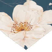 Hellfarbene Blume mit dunklem Ozeanhintergrund Kurzer Tischläufer (Ecke)