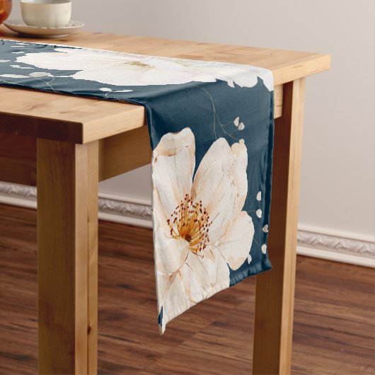 Hellfarbene Blume mit dunklem Ozeanhintergrund Kurzer Tischläufer (Beispiel)