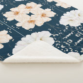 Hellfarbene Blume mit dunklem Ozeanhintergrund Sherpadecke (3/4)