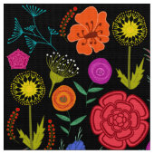 Hellfarbige Blume auf schwarz Stoff (Nahaufnahme)