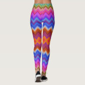 Hellfarbige Leggings mit einem auffälligen Zickzac (Rückseite)