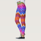 Hellfarbige Leggings mit einem auffälligen Zickzac (Links)