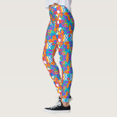 Hellfarbige Leggings zeigen ein abstraktes (Links)