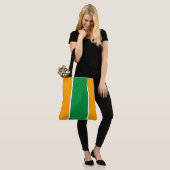 Hellgelb-grüne, senkrechte Streifen Tasche (Am Model)
