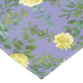 Hellgelb & Periwinkle Blaue Rose Blumenzehen Tischdecke (Schrägansicht)