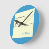 Hellgelb und helles Blau - Ein kleines Birdie Told Runde Wanduhr (Winkel)