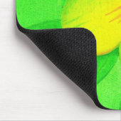 Hellgelbe Blume Grüne Mousepads (Ecke)