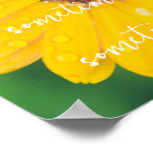 Hellgelbe Blume nach Regen Poster (Ecke)