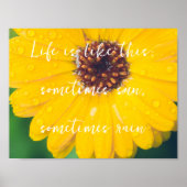 Hellgelbe Blume nach Regen Poster (Vorne)