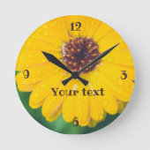 Hellgelbe Blume nach Regen Runde Wanduhr (Vorderseite)