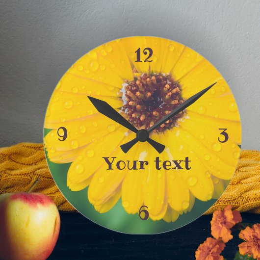 Hellgelbe Blume nach Regen Runde Wanduhr