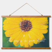 Hellgelbe Blume nach Regen Wandteppich Mit Holzrahmen (Vorne)