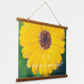 Hellgelbe Blume nach Regen Wandteppich Mit Holzrahmen (Gewinkelt)