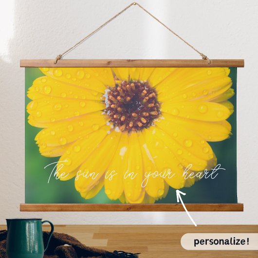 Hellgelbe Blume nach Regen Wandteppich Mit Holzrahmen