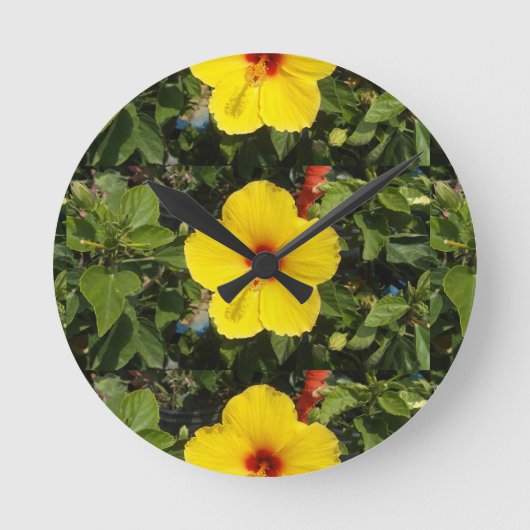 Hellgelbe Blume Springtime Runde Wanduhr (Vorderseite)