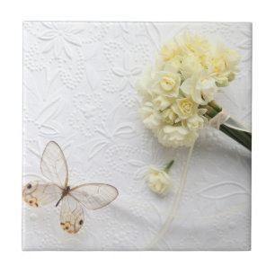 hellgelbe Blumen mit Schmetterlingsfliese Fliese