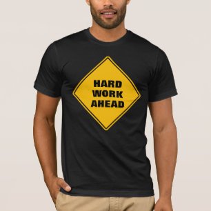 Hellgelbe harte Arbeit vor dem Warnschild T-Shirt