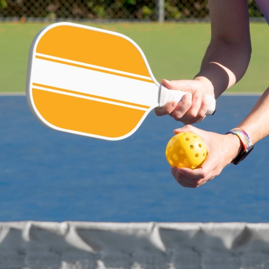 Hellgelbe orange weiße vertikale Streifen Pickleball Schläger (InSitu)