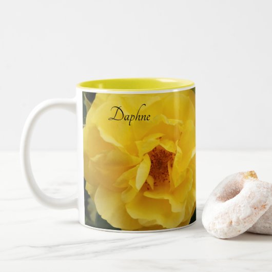 Hellgelbe Rose-Blume Spiegelbild Zweifarbige Tasse (Mit Donut)