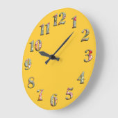 Hellgelbe Runde Uhr mit großen niedlichen Zahlen 0 (Winkel)