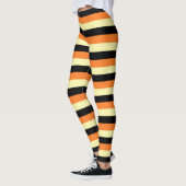 Hellgelbe, schwarze und orange Streifen Leggings (Links)