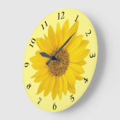 Hellgelbe Sonnenblume auf hellgelb Große Wanduhr (Winkel)