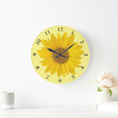 Hellgelbe Sonnenblume auf hellgelb Große Wanduhr (Zuhause)