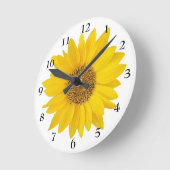 Hellgelbe Sonnenblume auf weißer Blume Runde Wanduhr (Winkel)