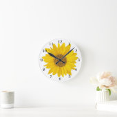 Hellgelbe Sonnenblume auf weißer Blume Runde Wanduhr (Zuhause)