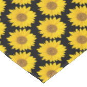 Hellgelbe Sonnenblumen auf schwarz Tischdecke (Schrägansicht)