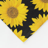 Hellgelbe Sonnenblumen auf schwarzem Hintergrund Fleecedecke (Ecke)