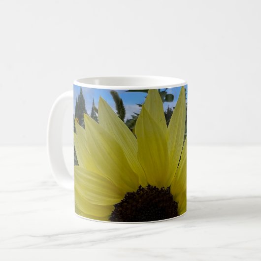 Hellgelbe Sonnenblumen und blauer Himmel Kaffeetasse (Vorderseite Links)